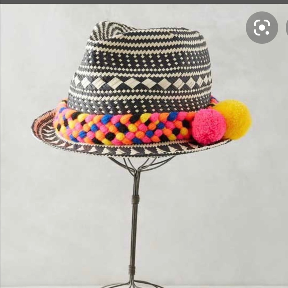 Pom Pom fedora 🔴🔵⚫️🟣🟡🟠 I used it once or twice. Ready to say good bye.